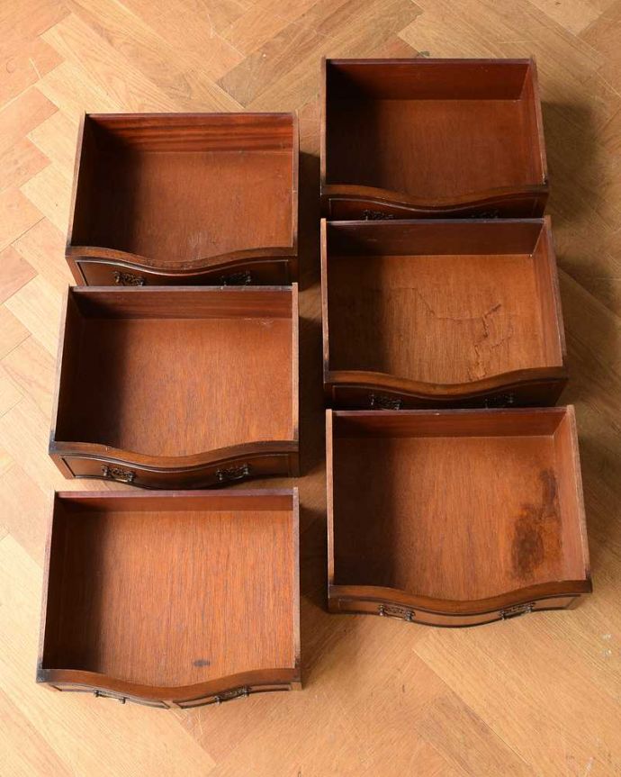 アンティークのチェスト　アンティーク家具　ウォルナット材のアンティーク英国家具、美しいチェスト（トールボーイ）。キレイに修復したので、何を入れてもOK！もちろん引き出しの中も職人さんがキレイに修復したので、お洋服はもちろん、いろんなものを収納して実用的に使って下さい。(q-1114-f)