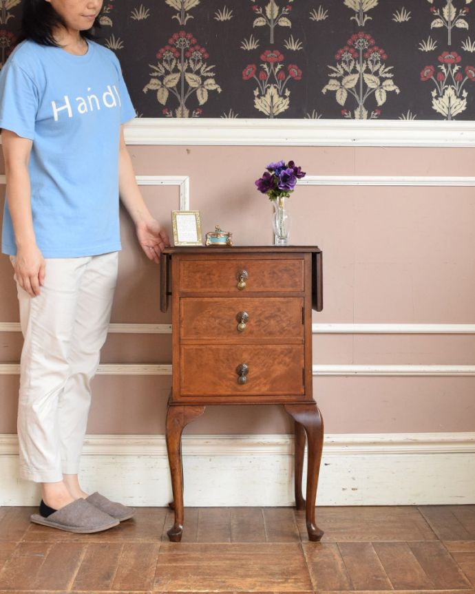 アンティークのチェスト アンティーク家具 引き出しも付いた英国輸入のアンティーク家具、伸張式のベットサイドチェスト 。どんな場所でもちょこんと置けちゃう便利なサイズ巾がないから、ほんのちょっと、お部屋に隙間があれば置けちゃうんです。(q-1115-f)