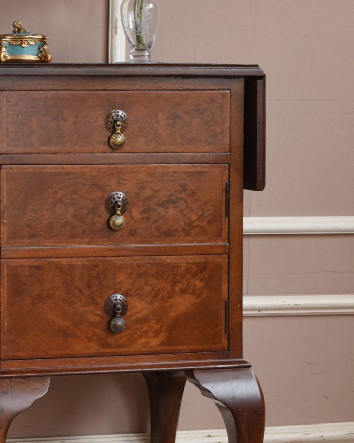 アンティークのチェスト アンティーク家具 引き出しも付いた英国輸入のアンティーク家具、伸張式のベットサイドチェスト 。アンティーク家具らしい木目の美しさウォルナット材の木目の美しさが際立っているところが、やっぱりアンティーク家具の最大の魅力です。(q-1115-f)