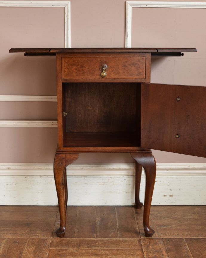 アンティークのチェスト アンティーク家具 引き出しも付いた英国輸入のアンティーク家具、伸張式のベットサイドチェスト 。引き出し?・・・いやいや扉を開けると、こんな感じもともと小さなカップボードとして使われていた家具なので、扉部分を開けると、こんな感じの収納になっています。(q-1115-f)