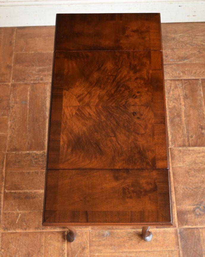 アンティークのチェスト アンティーク家具 引き出しも付いた英国輸入のアンティーク家具、伸張式のベットサイドチェスト 。天板を開くと、こんなに大きくなっちゃうバタフライテーブルのように、天板の両脇を開くことが出来るんです。(q-1115-f)