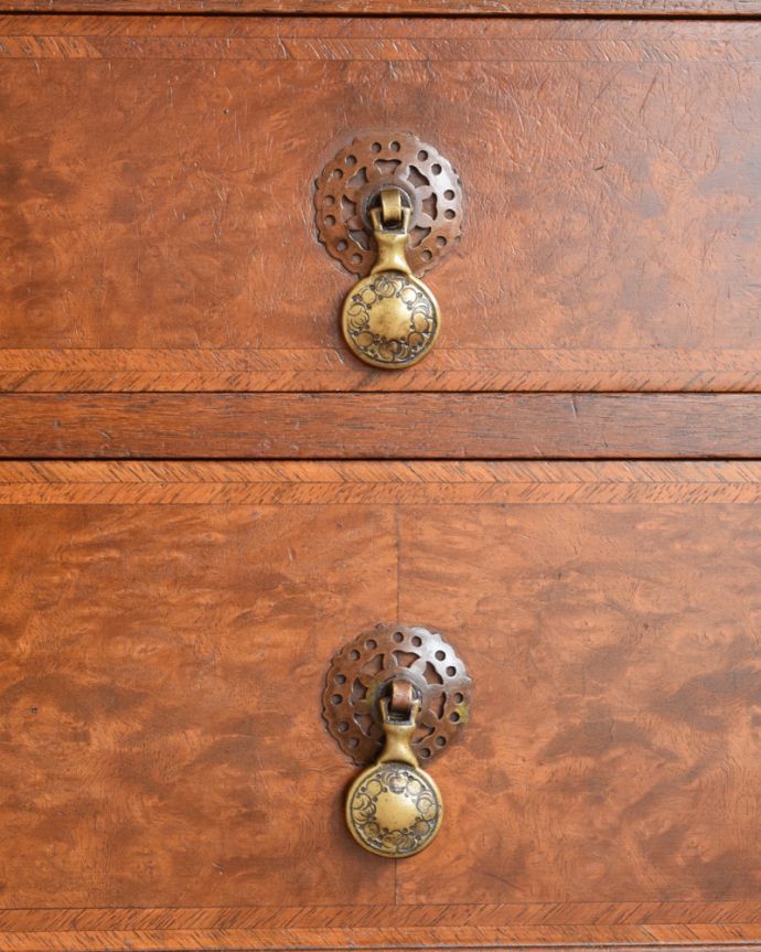 アンティークのチェスト アンティーク家具 引き出しも付いた英国輸入のアンティーク家具、伸張式のベットサイドチェスト 。開ける度にワクワク取っ手もアンティークらしい素敵なデザイン。(q-1115-f)