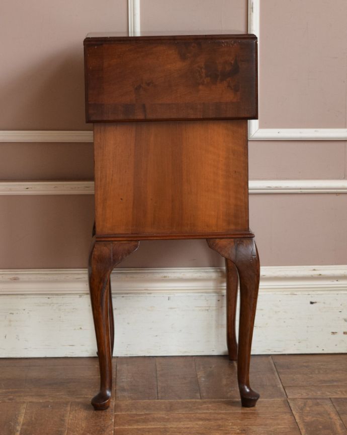 アンティークのチェスト アンティーク家具 引き出しも付いた英国輸入のアンティーク家具、伸張式のベットサイドチェスト 。横から見てもステキ横から見るとこんな感じ。(q-1115-f)