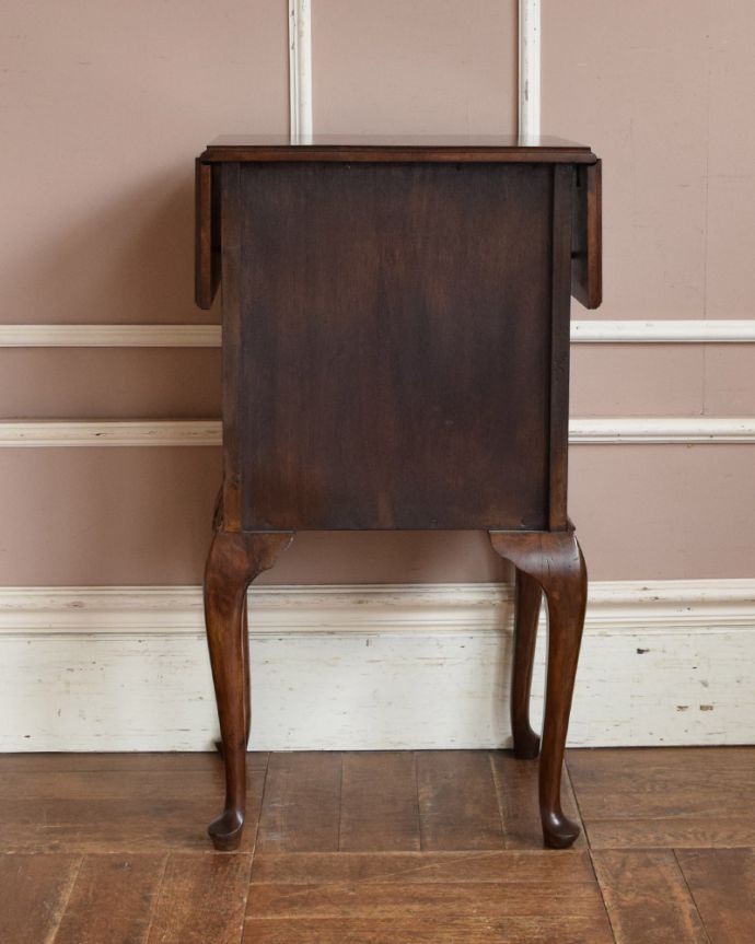 アンティークのチェスト アンティーク家具 引き出しも付いた英国輸入のアンティーク家具、伸張式のベットサイドチェスト 。修復済みなので後姿までキレイ!アンティークは新品ではないので、もちろん経年変化によるキズはありますが、専門の職人がキレイにお直しをしているので、後ろ姿までキレイです。(q-1115-f)