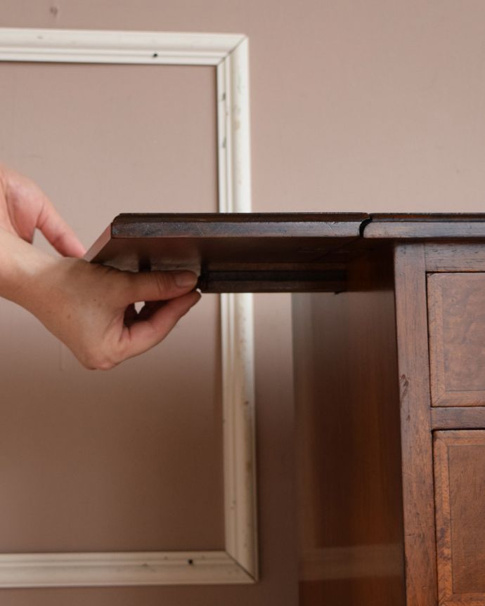 アンティークのチェスト アンティーク家具 引き出しも付いた英国輸入のアンティーク家具、伸張式のベットサイドチェスト 。あっという間に広がります天板を持ち上げてバーを引っ張り出すだけで、あっという間に大きくなります。(q-1115-f)