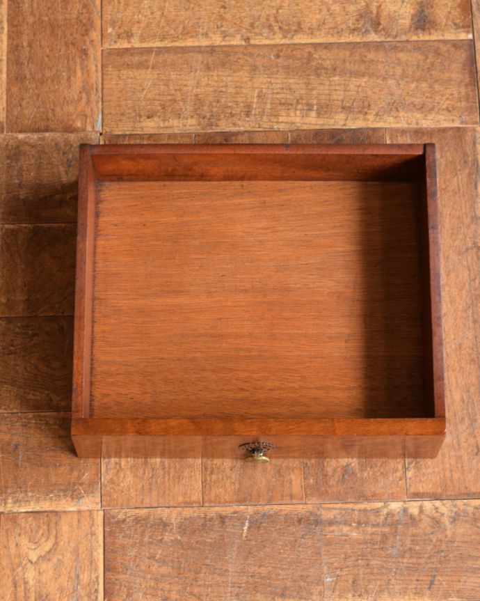 アンティークのチェスト アンティーク家具 引き出しも付いた英国輸入のアンティーク家具、伸張式のベットサイドチェスト 。キレイに修復しました!もちろん引き出しの中も職人さんがキレイにお直したので、実用的に収納として使って下さい。(q-1115-f)