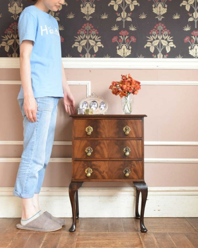 アンティークのチェスト アンティーク家具 置きやすいサイズのベッドサイドチェスト、脚の長いアンティーク英国輸入家具。高級感があって女性らしい優しいシルエット。(q-1116-f)