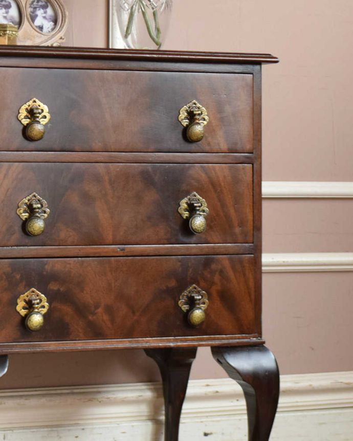 アンティークのチェスト アンティーク家具 置きやすいサイズのベッドサイドチェスト、脚の長いアンティーク英国輸入家具。木目のツヤツヤ感。(q-1116-f)
