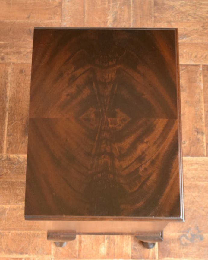 アンティークのチェスト アンティーク家具 置きやすいサイズのベッドサイドチェスト、脚の長いアンティーク英国輸入家具。何を置こうかな・・・?上から見ると、天板はこんな感じ。(q-1116-f)