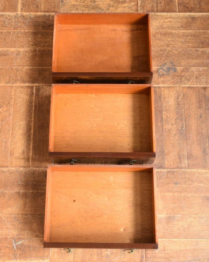 アンティークのチェスト アンティーク家具 置きやすいサイズのベッドサイドチェスト、脚の長いアンティーク英国輸入家具。キレイに修復しました!もちろん引き出しの中も職人がキレイにお直しました。(q-1116-f)