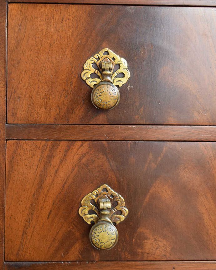 アンティークのチェスト アンティーク家具 置きやすいサイズのベッドサイドチェスト、脚の長いアンティーク英国輸入家具。開ける度にワクワクする取っ手アンティークらしいデザインの取っ手をそっと引っ張って中を開けるたびに、宝箱を開けている気分です。(q-1116-f)