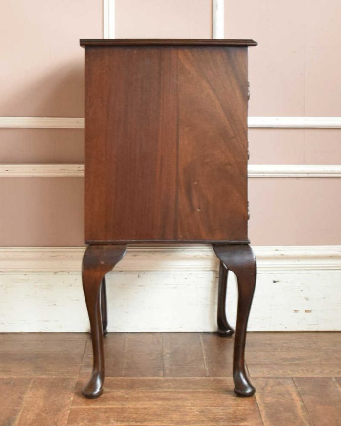 アンティークのチェスト アンティーク家具 置きやすいサイズのベッドサイドチェスト、脚の長いアンティーク英国輸入家具。横顔も美しく!こんな風に見えますもちろん、横側もキレイに修復しているので、横から見てもキレイです。(q-1116-f)