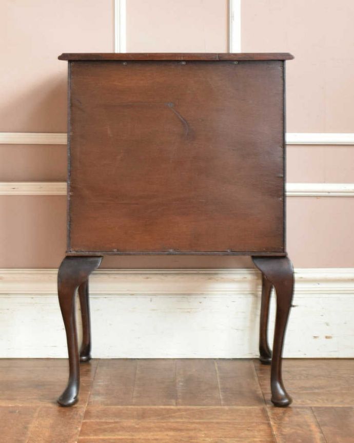 アンティークのチェスト アンティーク家具 置きやすいサイズのベッドサイドチェスト、脚の長いアンティーク英国輸入家具。後ろ姿もキレイなんです。(q-1116-f)