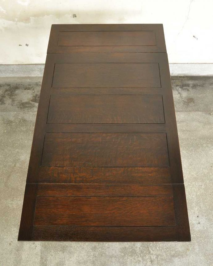 アンティークのテーブル　アンティーク家具　ツイストが美しい英国アンティーク、伸張式の便利なドローリーフテーブル。天板もピカピカにお直ししましたいろんな修復方法がありますが、Handleは修復方法に自信があります！一度、剥離してから丁寧に再度塗装をしているので、ピッカピカに仕上がっています。(q-1117-f)