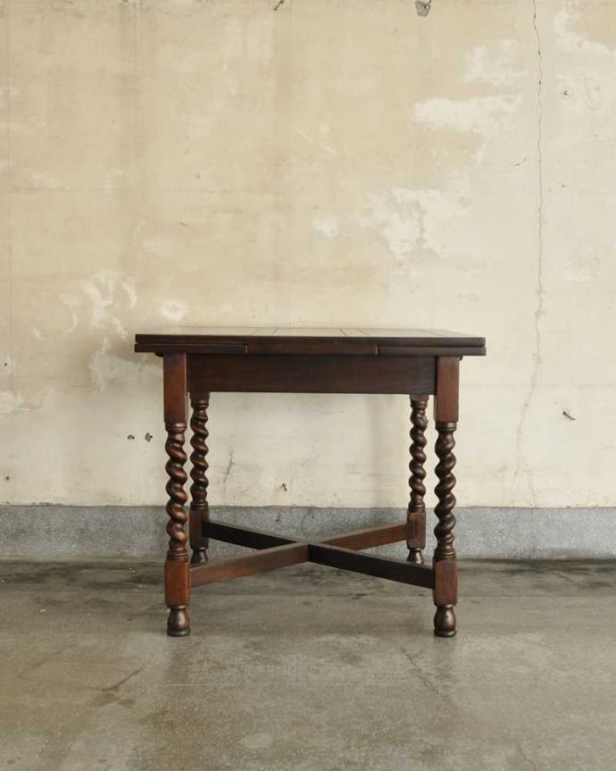 アンティークのテーブル　アンティーク家具　ツイストが美しい英国アンティーク、伸張式の便利なドローリーフテーブル。両方のリーフを閉じてみると一番小さなサイズにした時は、こんな感じ。(q-1117-f)