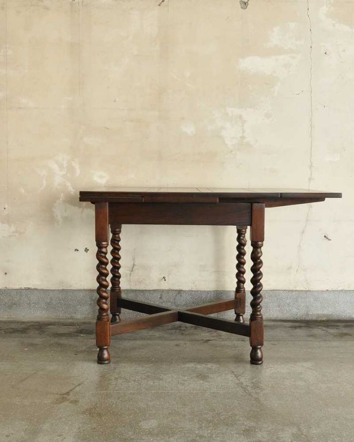 アンティークのテーブル　アンティーク家具　ツイストが美しい英国アンティーク、伸張式の便利なドローリーフテーブル。片方開くと･･･片方のリーフを開いても安定感バッチリ！安心して使えます。(q-1117-f)