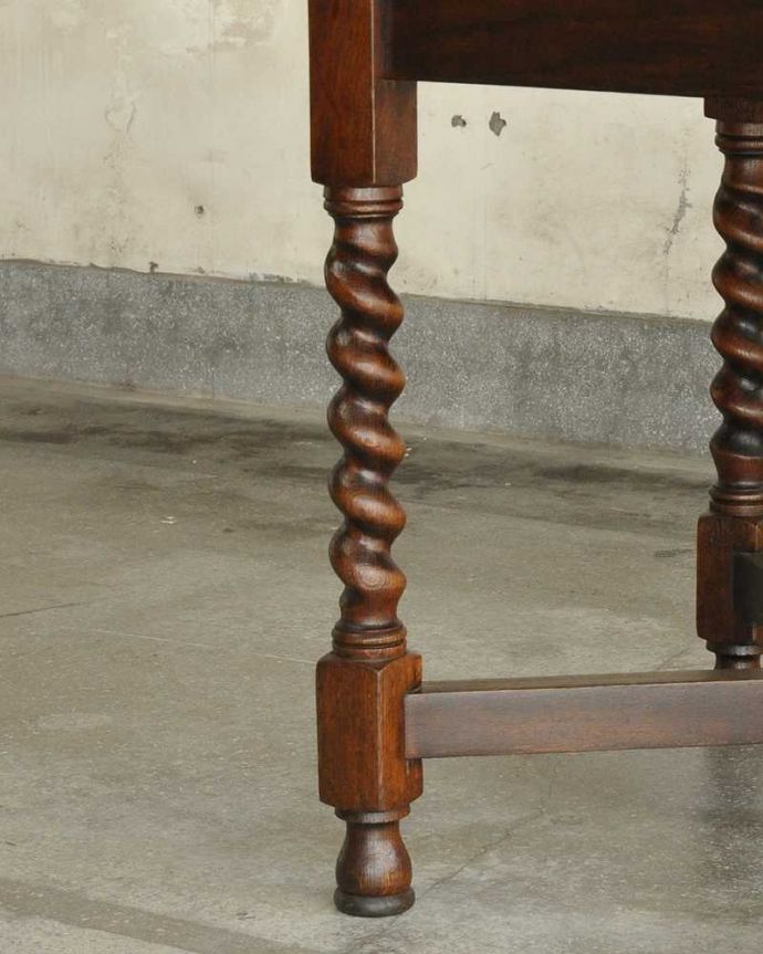 アンティークのテーブル　アンティーク家具　ツイストが美しい英国アンティーク、伸張式の便利なドローリーフテーブル。持ち上げなくても移動できます！Handleのアンティークは、脚の裏にフェルトキーパーをお付けしていますので、持ち上げなくても床を滑らせて移動させることが出来ます。(q-1117-f)