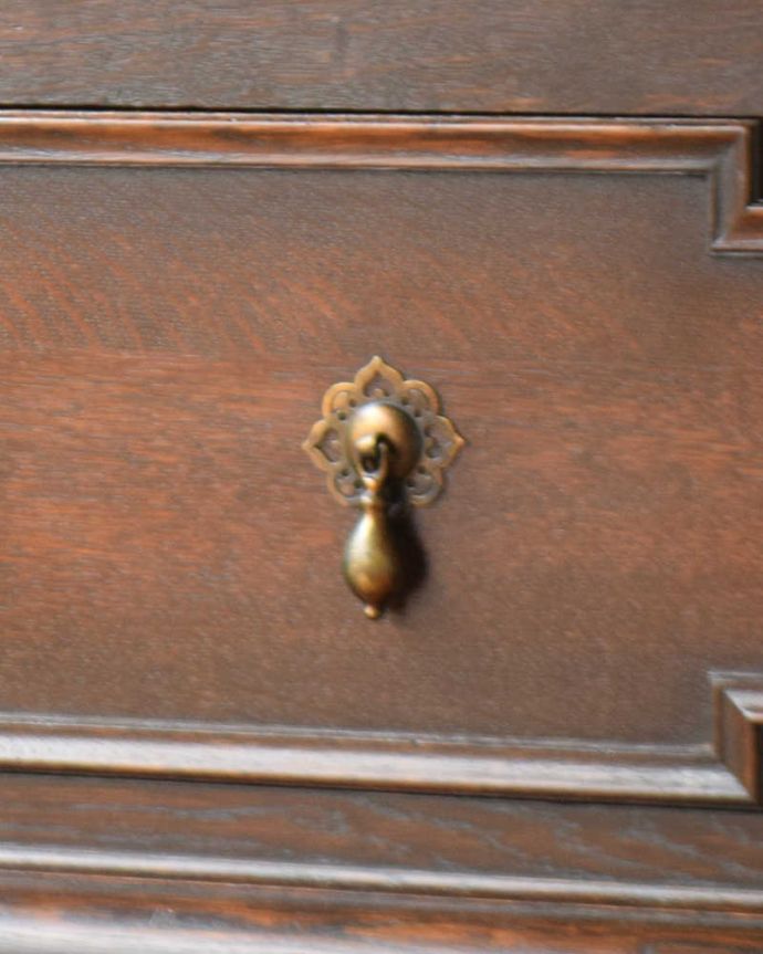 アンティークのチェスト　アンティーク家具　イギリス輸入の珍しい家具、アンティークのブランケットチェスト（コファ）。アンティークらしい素敵な取っ手味わい深い取っ手もアンティークらしい…時間の流れを感じて下さい。(q-1118-f)