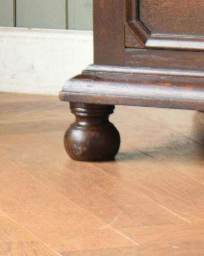 アンティークのチェスト　アンティーク家具　イギリス輸入の珍しい家具、アンティークのブランケットチェスト（コファ）。女性1人でラクラク運べちゃう仕掛けHandleのアンティークは、脚の裏にフェルトキーパーをお付けしています。(q-1118-f)