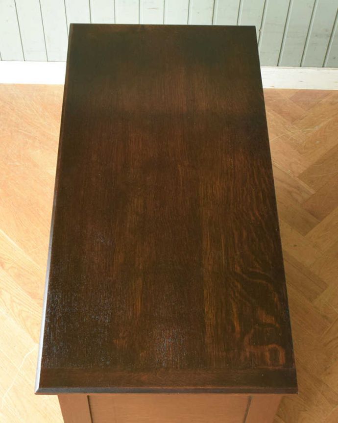 アンティークのチェスト　アンティーク家具　イギリス輸入の珍しい家具、アンティークのブランケットチェスト（コファ）。何を置こうかな･･･？上から見ると、天板はこんな感じ。(q-1118-f)