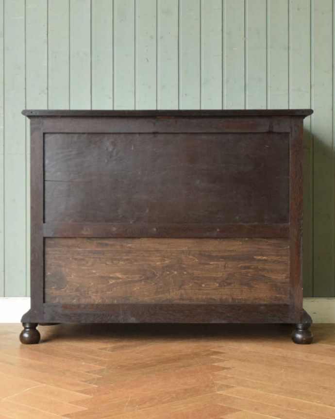 アンティークのチェスト　アンティーク家具　イギリス輸入の珍しい家具、アンティークのブランケットチェスト（コファ）。メンテナンスしてあるので後姿もキレイ！アンティークは新品ではないので、もちろん経年変化によるキズはありますが、専門の職人がキレイにお直しをしているので、後ろ姿までキレイです。(q-1118-f)