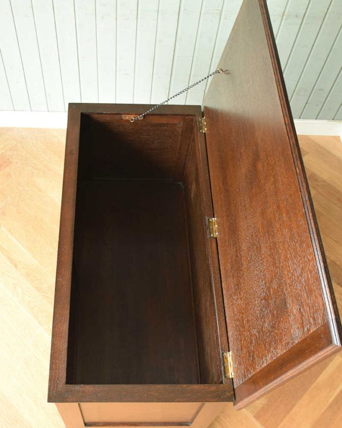 アンティークのチェスト　アンティーク家具　イギリス輸入の珍しい家具、アンティークのブランケットチェスト（コファ）。天板を開けると大きな収納になっています！コファならではの大きな収納。(q-1118-f)