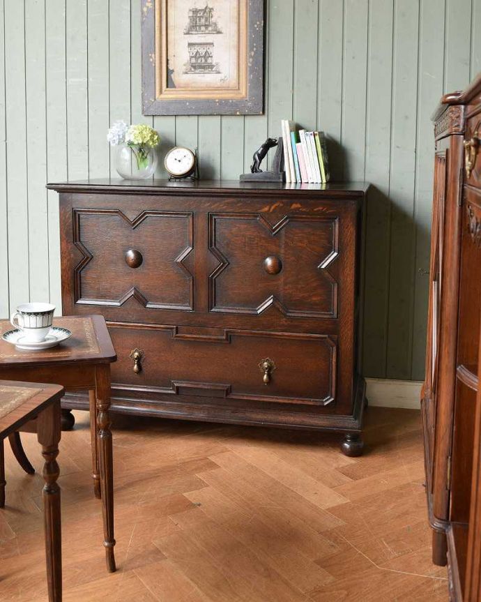 アンティークのチェスト　アンティーク家具　イギリス輸入の珍しい家具、アンティークのブランケットチェスト（コファ）。見映えチェストでお部屋もカッコよくカッコイイチェストは、収納だけじゃなくお部屋の雰囲気をぐっと引き締めます。(q-1118-f)