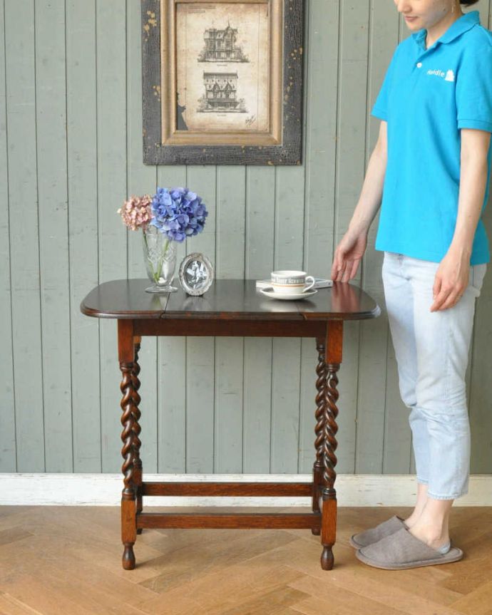 アンティークのテーブル　アンティーク家具　英国輸入のアンティーク家具、天板も脚も美しいドロップリーフテーブル。サイズが変えられる小さなテーブルお友達とお茶したり、趣味の時間を過ごしたり、…大きさを変えていろんな使い方が楽しめます。(q-1119-f)