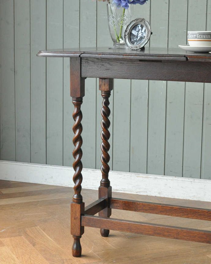 アンティークのテーブル　アンティーク家具　英国輸入のアンティーク家具、天板も脚も美しいドロップリーフテーブル。落ち着いた雰囲気なので、和室でもお使いいただけますよ。(q-1119-f)