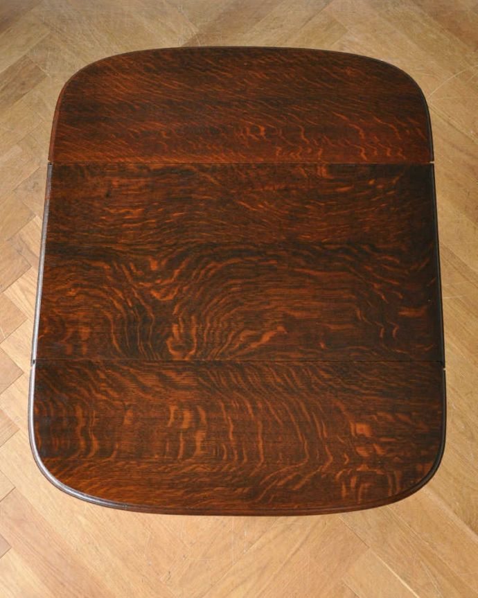 アンティークのテーブル　アンティーク家具　英国輸入のアンティーク家具、天板も脚も美しいドロップリーフテーブル。広げた状態。(q-1119-f)