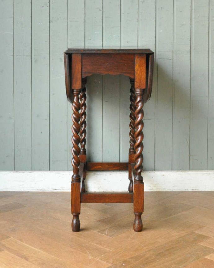 アンティークのテーブル　アンティーク家具　英国輸入のアンティーク家具、天板も脚も美しいドロップリーフテーブル。横から見てもステキ閉じるとこんなにコンパクトになるので、壁に付けて片付けることも可能です。(q-1119-f)