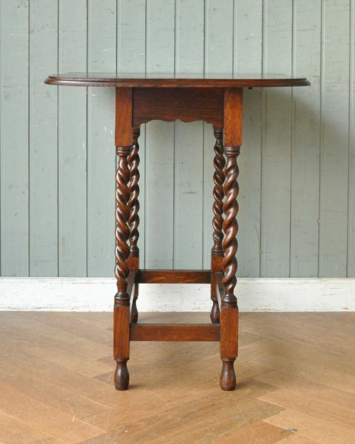 アンティークのテーブル　アンティーク家具　英国輸入のアンティーク家具、天板も脚も美しいドロップリーフテーブル。両方開くとこんな感じ足元のデザインが凝っていて組み脚のようになっています。(q-1119-f)