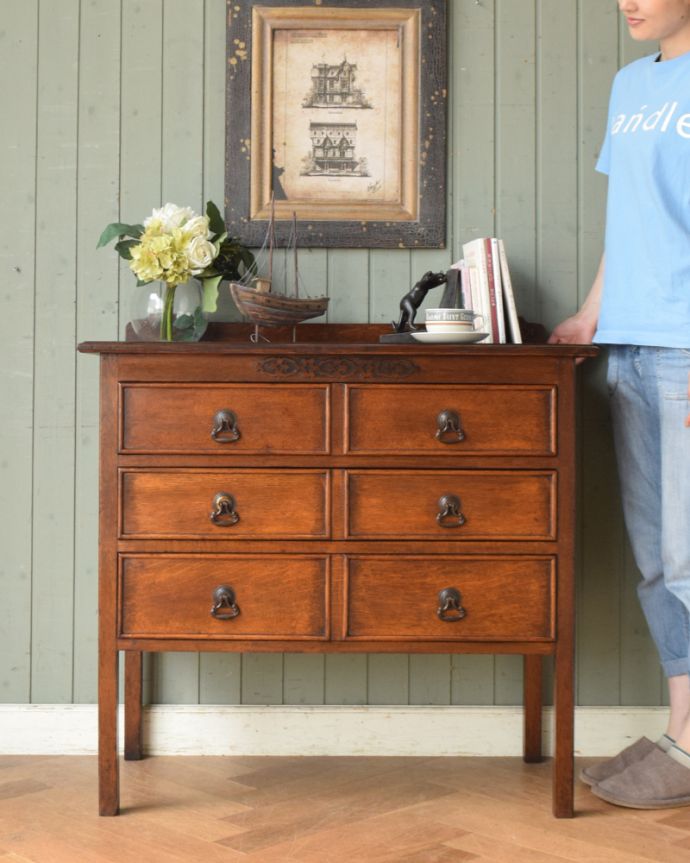 アンティークのチェスト　アンティーク家具　英国で見つけたアンティーク家具、脚の長いチェスト（ドロワー）。英国アンティークらしい落ち着いたデザインドシっと落ち着いた雰囲気の英国らしいチェストは置くだけでお部屋の雰囲気が変わります。(q-1120-f)