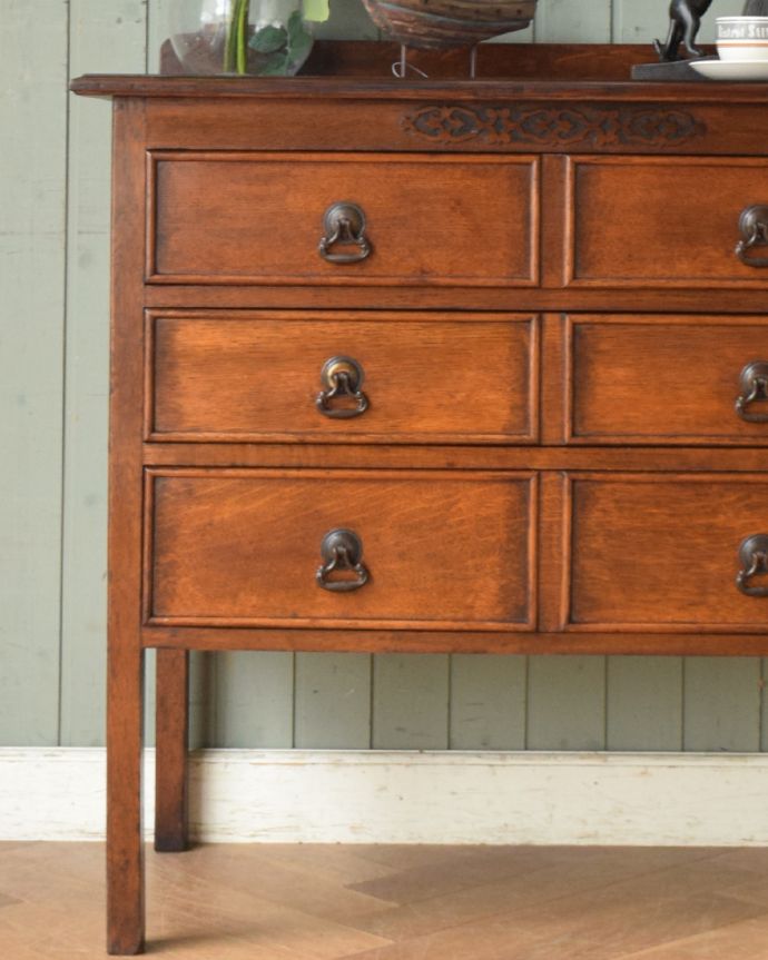 アンティークのチェスト　アンティーク家具　英国で見つけたアンティーク家具、脚の長いチェスト（ドロワー）。見て楽しんで、実用的に使いましょうアンティークのチェストやっぱりは見た目が素敵！見て楽しみながら中にたっぷり収納出来る実力派なんです。(q-1120-f)