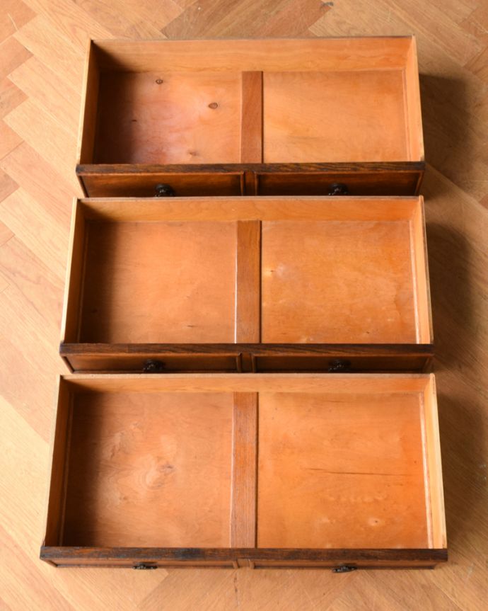 アンティークのチェスト　アンティーク家具　英国で見つけたアンティーク家具、脚の長いチェスト（ドロワー）。何を入れてもいいようにキレイに修復しました！このタイプの修復には自信があります！職人さんがキレイにしたので、洋服はもちろん、いろんなものを収納して使って下さい。(q-1120-f)