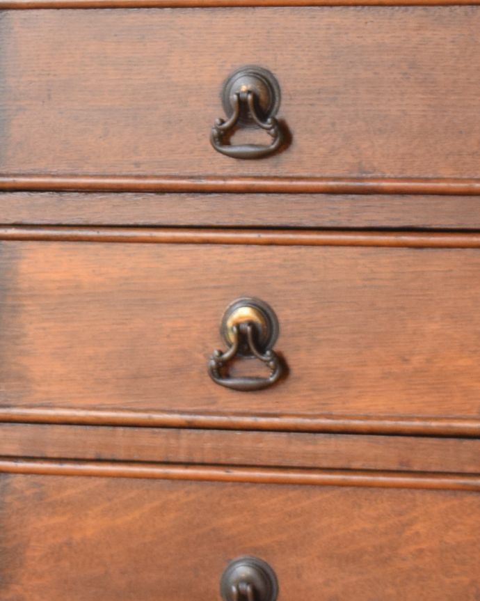 アンティークのチェスト　アンティーク家具　英国で見つけたアンティーク家具、脚の長いチェスト（ドロワー）。開ける度にワクワクする取っ手高級感がある凝ったデザインの取っ手に手をかけて引き出しを開ける度になんだか宝箱を開けている気分。(q-1120-f)