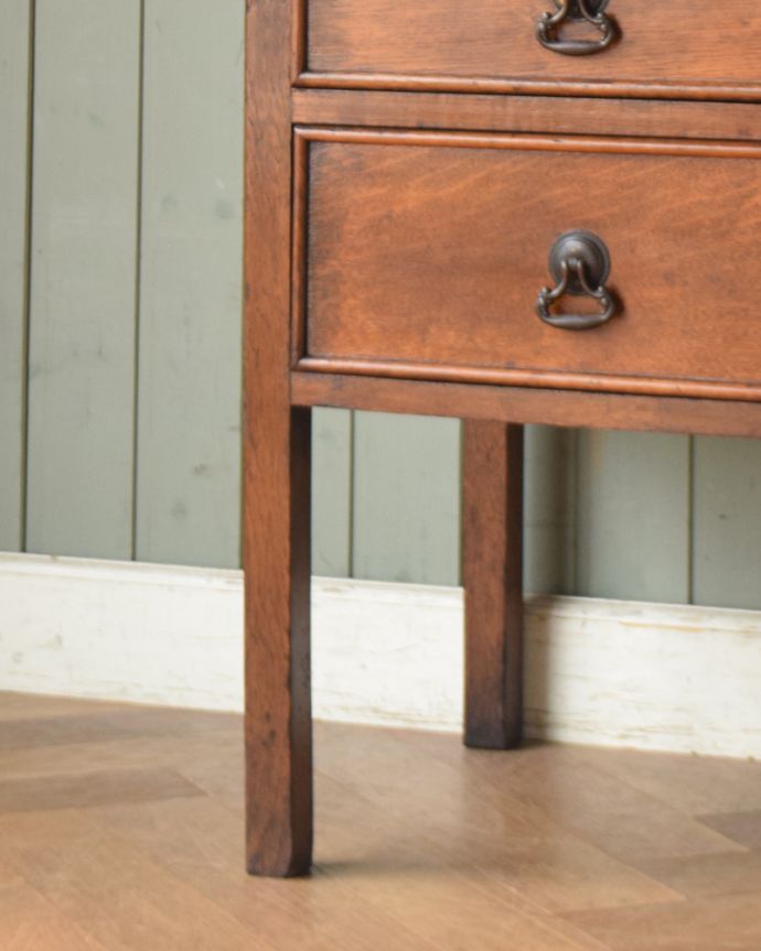 アンティークのチェスト　アンティーク家具　英国で見つけたアンティーク家具、脚の長いチェスト（ドロワー）。女性1人でラクラク運べちゃう仕掛けHandleのアンティークは、脚の裏にフェルトキーパーをお付けしています。(q-1120-f)