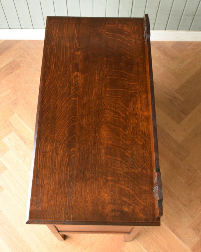 アンティークのチェスト　アンティーク家具　英国で見つけたアンティーク家具、脚の長いチェスト（ドロワー）。何を置こうかな･･･？上から見ると、天板はこんな感じ。(q-1120-f)