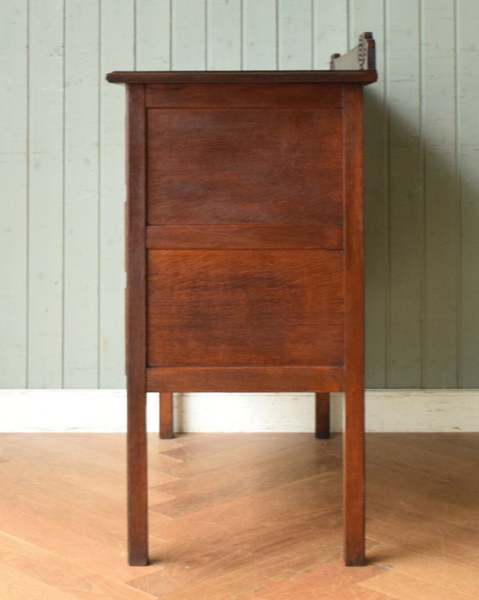 アンティークのチェスト　アンティーク家具　英国で見つけたアンティーク家具、脚の長いチェスト（ドロワー）。横から見てもステキ横から見るとこんな感じ。(q-1120-f)