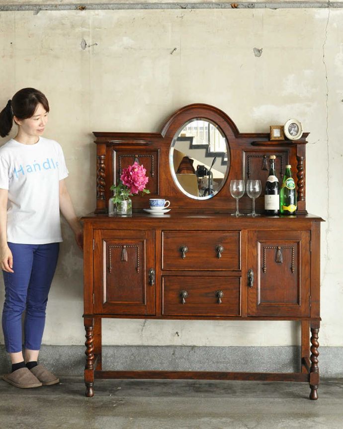 サイドボード　アンティーク家具　英国アンティーク家具、ツイストが素敵なミラーバックサイドボード。鏡がキラっと輝くサイドボードサイドボードの上にキラッと輝くミラー。(q-1121-f)