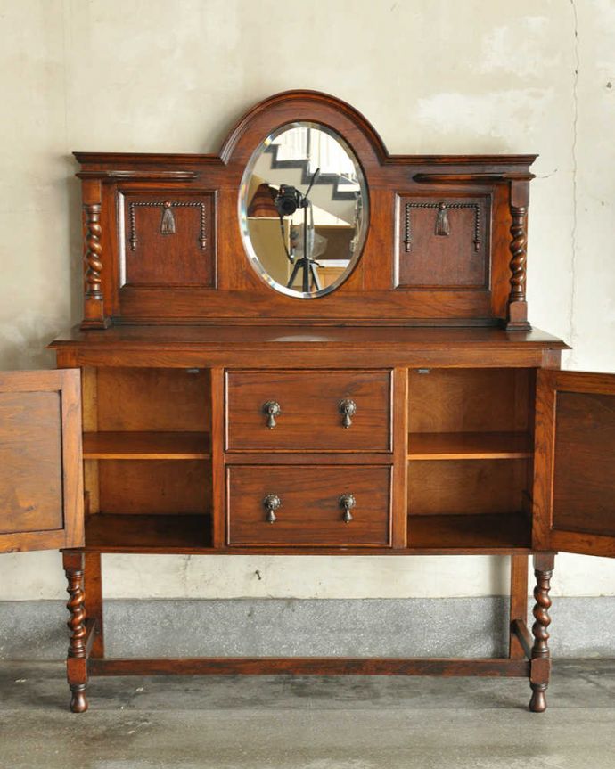 サイドボード　アンティーク家具　英国アンティーク家具、ツイストが素敵なミラーバックサイドボード。扉を開けて中を見てみると･･･扉収納はこんな風になっています。(q-1121-f)