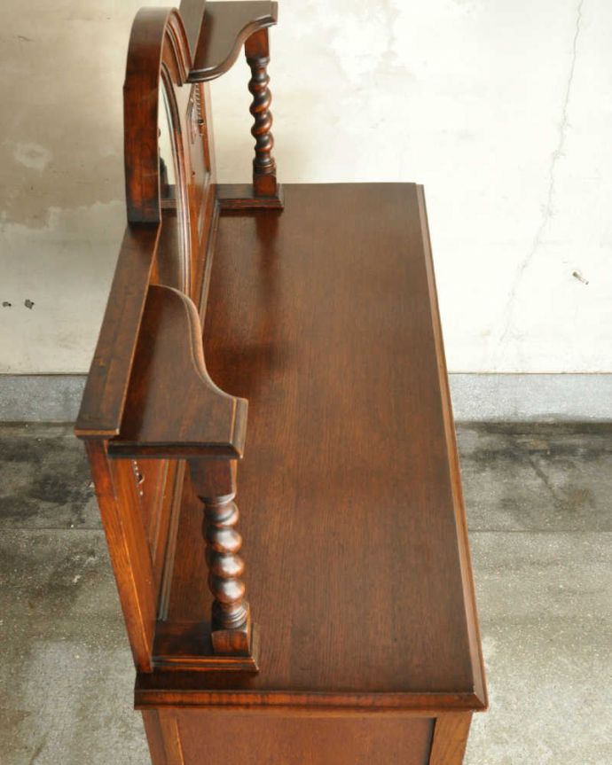 サイドボード　アンティーク家具　英国アンティーク家具、ツイストが素敵なミラーバックサイドボード。天板部分もキレイに修復しました。(q-1121-f)