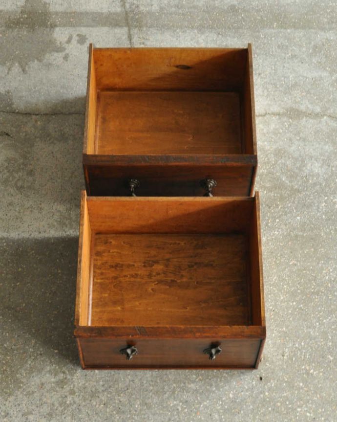 サイドボード　アンティーク家具　英国アンティーク家具、ツイストが素敵なミラーバックサイドボード。引き出しの中もキレイに修復しました引き出しは手前が1段目。(q-1121-f)