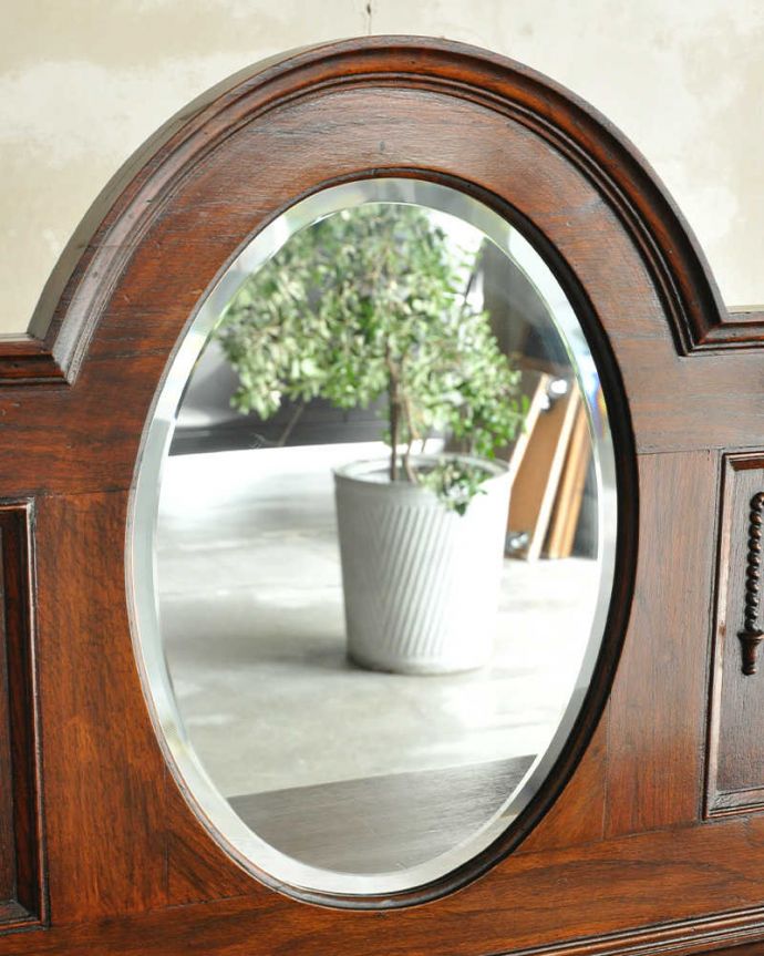 サイドボード　アンティーク家具　英国アンティーク家具、ツイストが素敵なミラーバックサイドボード。美しいアンティークのミラーアンティークのミラーはカッティングがキレイ！新しい鏡に交換することも出来るので、ご希望の方はお知らせ下さい。(q-1121-f)