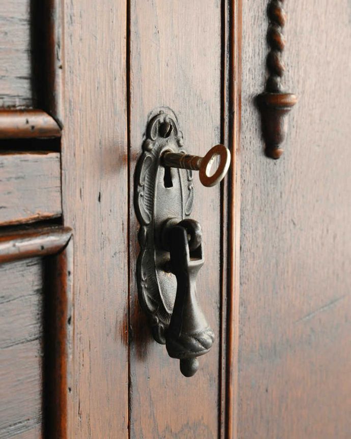 サイドボード　アンティーク家具　英国アンティーク家具、ツイストが素敵なミラーバックサイドボード。アンティークらしい素敵な取っ手デザインが美しい取っ手。(q-1121-f)