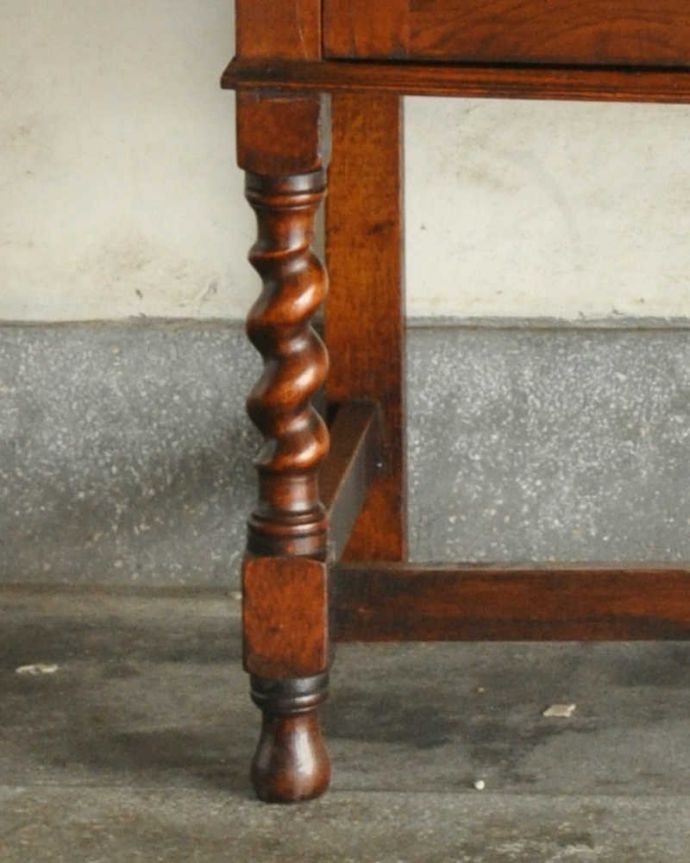 サイドボード　アンティーク家具　英国アンティーク家具、ツイストが素敵なミラーバックサイドボード。女性でも運べちゃう理由は･･･Handleのアンティークは、脚の裏にフェルトキーパーをお付けしていますので、重い家具でも床を滑らせれて移動する事が出来ます。(q-1121-f)