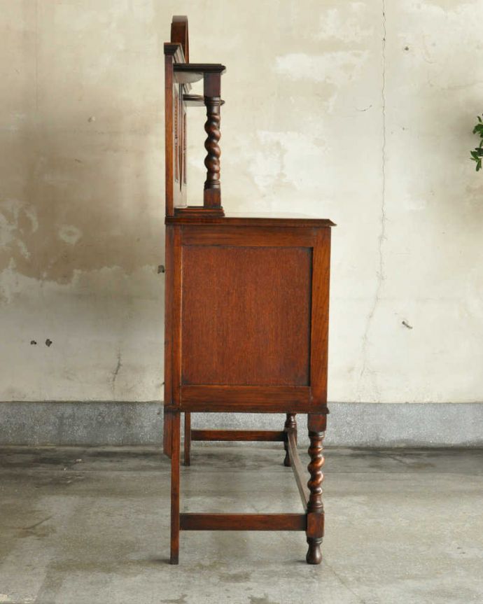 サイドボード　アンティーク家具　英国アンティーク家具、ツイストが素敵なミラーバックサイドボード。横から見た姿もステキ横から見てみるとこんな感じです。(q-1121-f)