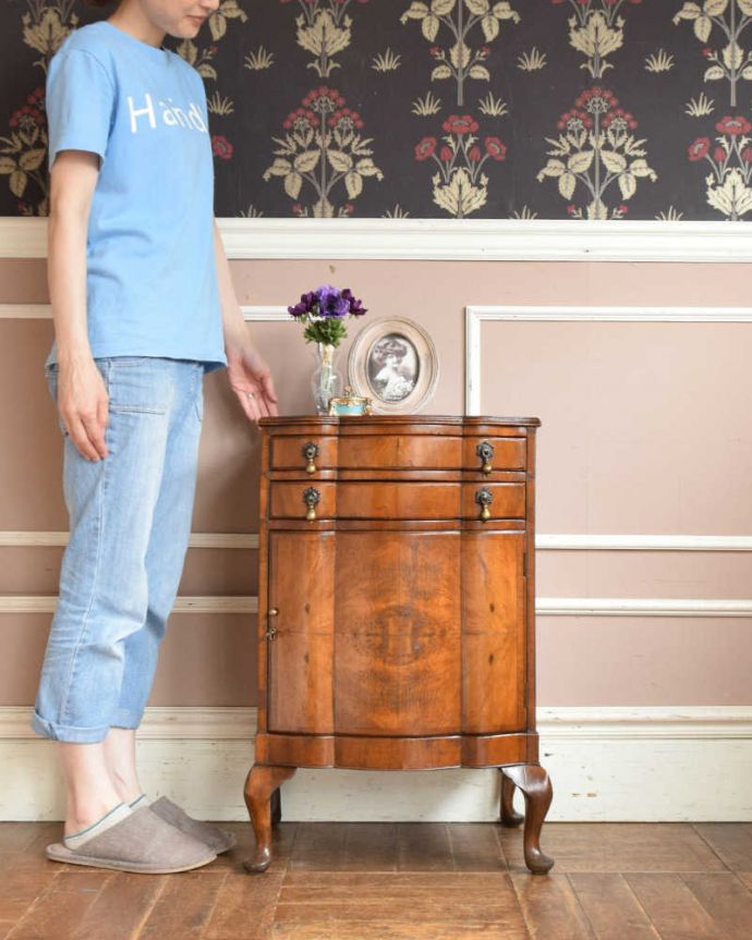 アンティークのチェスト　アンティーク家具　木目がとても美しいカップボード、英国輸入のアンティーク家具。引き出しと扉、両方ある便利な家具細々とした収納も出来ちゃう引き出しと扉付きの家具は、実用的に使えるアンティーク家具。(q-1122-f)