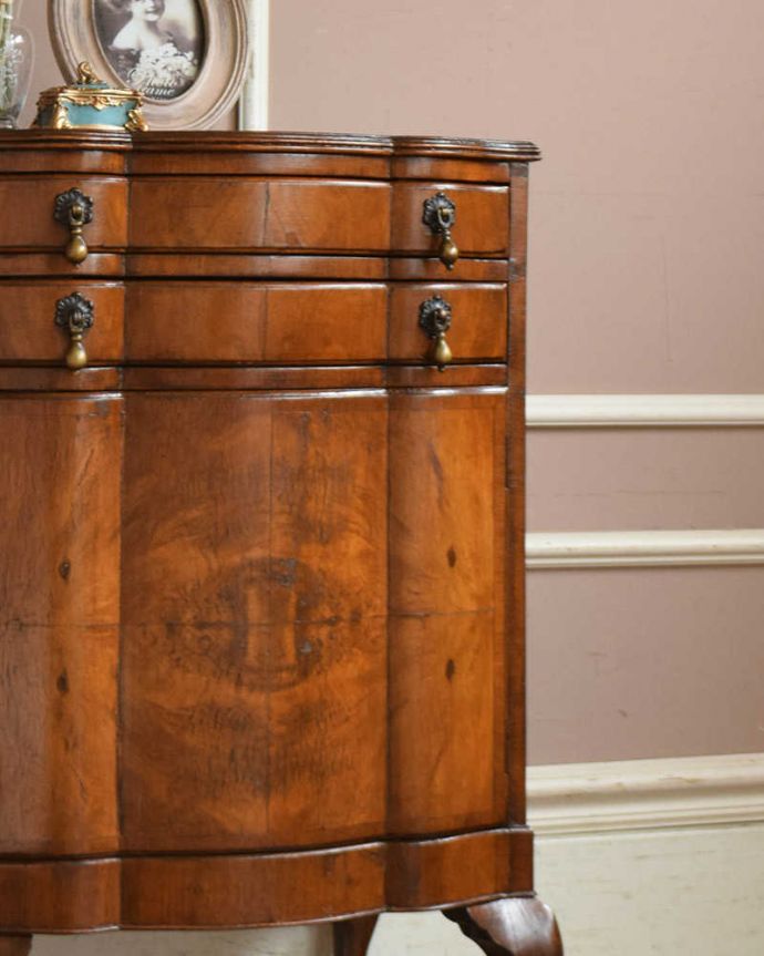 アンティークのチェスト　アンティーク家具　木目がとても美しいカップボード、英国輸入のアンティーク家具。木目がとっても美しいのがアンティークの特長落ち着きがあって優しい印象を与えてくれる木目の美しさ。(q-1122-f)
