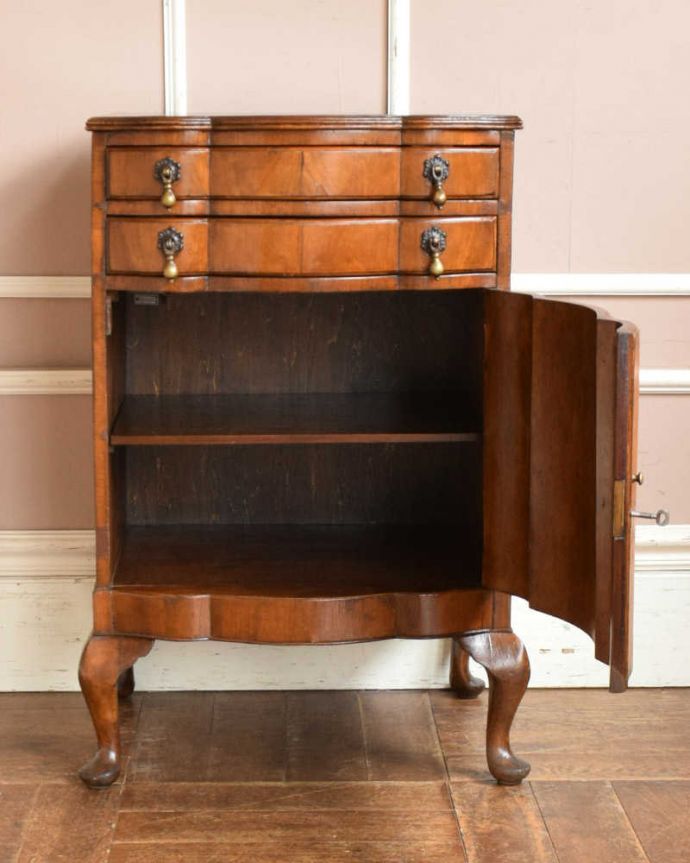 アンティークのチェスト　アンティーク家具　木目がとても美しいカップボード、英国輸入のアンティーク家具。扉を開けると、こんな感じもともとカップボードとして使われていた家具。(q-1122-f)